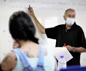 Professor José Eloi Campos usa máscara em sala no retorno às aulas presenciais, Instituto de Geologia (IG). Foto: Beto Monteiro/Ascom UnB. 20/01/2022